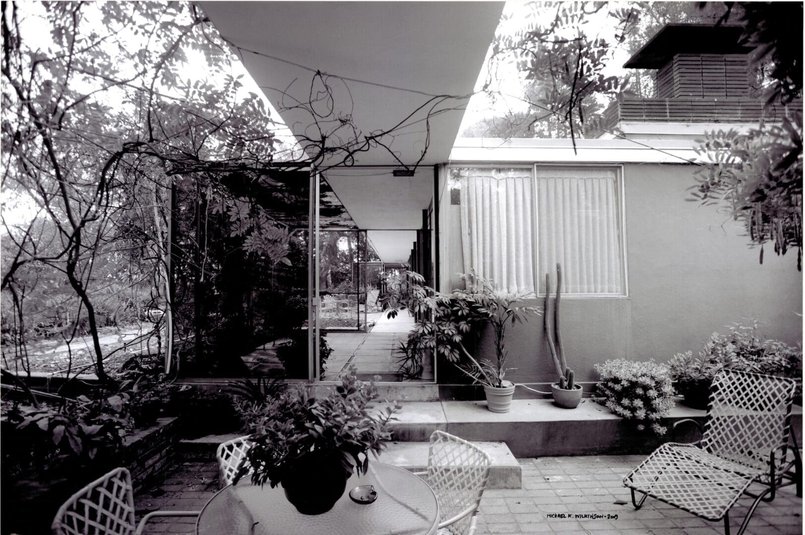 Mid-century modern courtyard with patio chairs